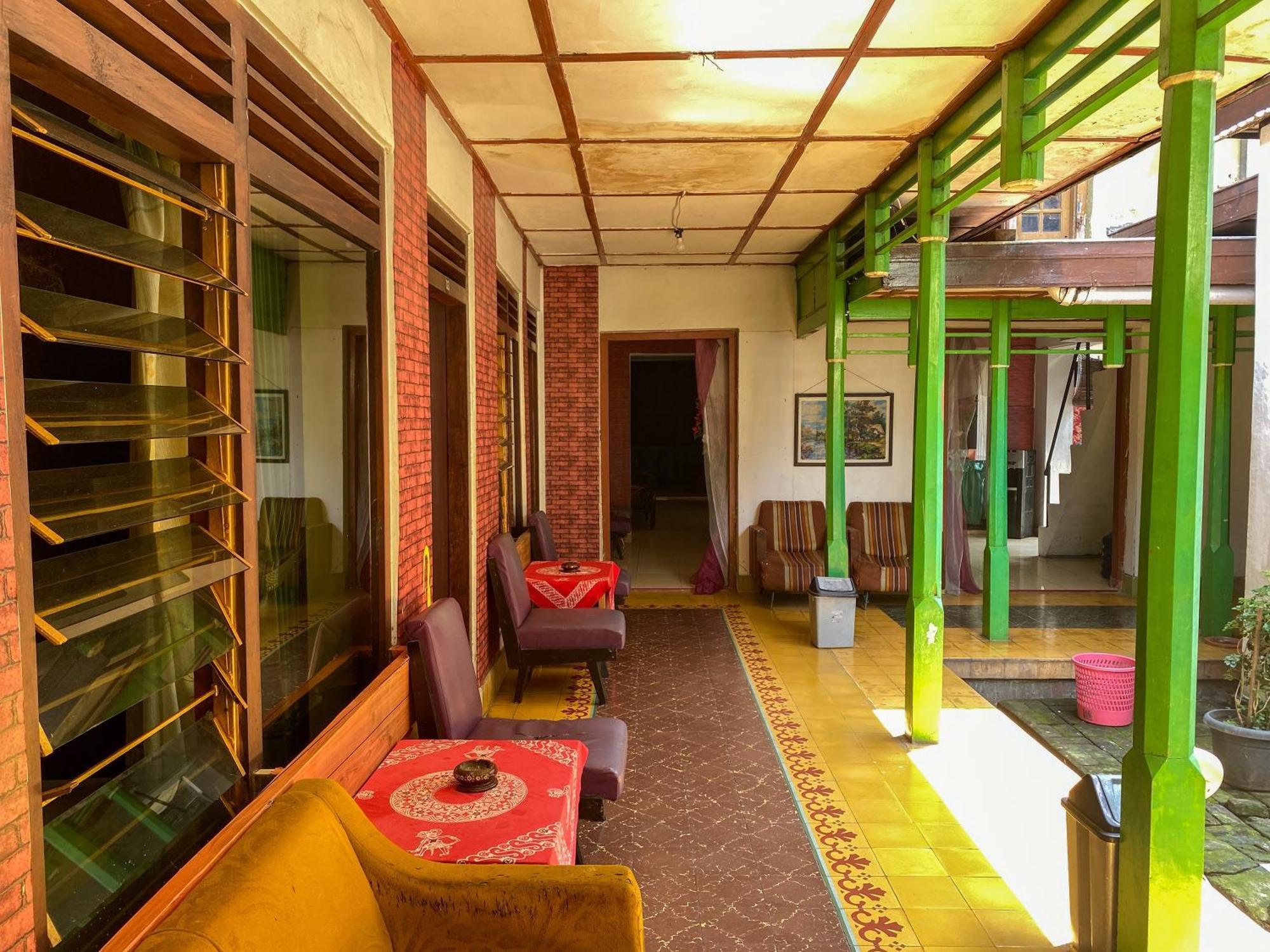 Parikesit Guest House Yogyakarta Exterior foto